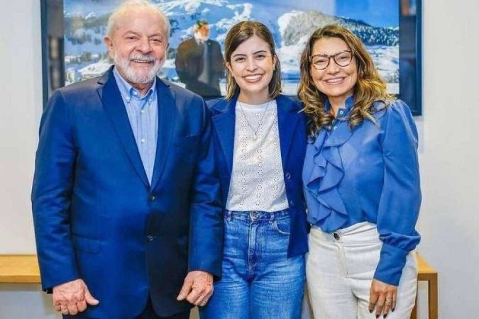 Tabata (ao centro) com o ex-presidente Lula e a socióloga e esposa do petista, Janja - (crédito: Redes Sociais/Reprodução) Tabata (ao centro) com o ex-presidente Lula e a socióloga e esposa do petista, Janja - (crédito: Redes Sociais/Reprodução)