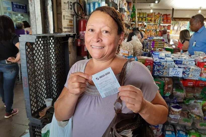 Vanda Soares, de 51 anos, mora em Águas Lindas e correu para uma das casas lotéricas da Rodoviária do Plano Piloto para garantir aquela fezinha na volta pra casa