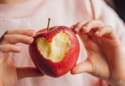 Os alimentos fundamentais para o desenvolvimento das crianças até os cinco anos