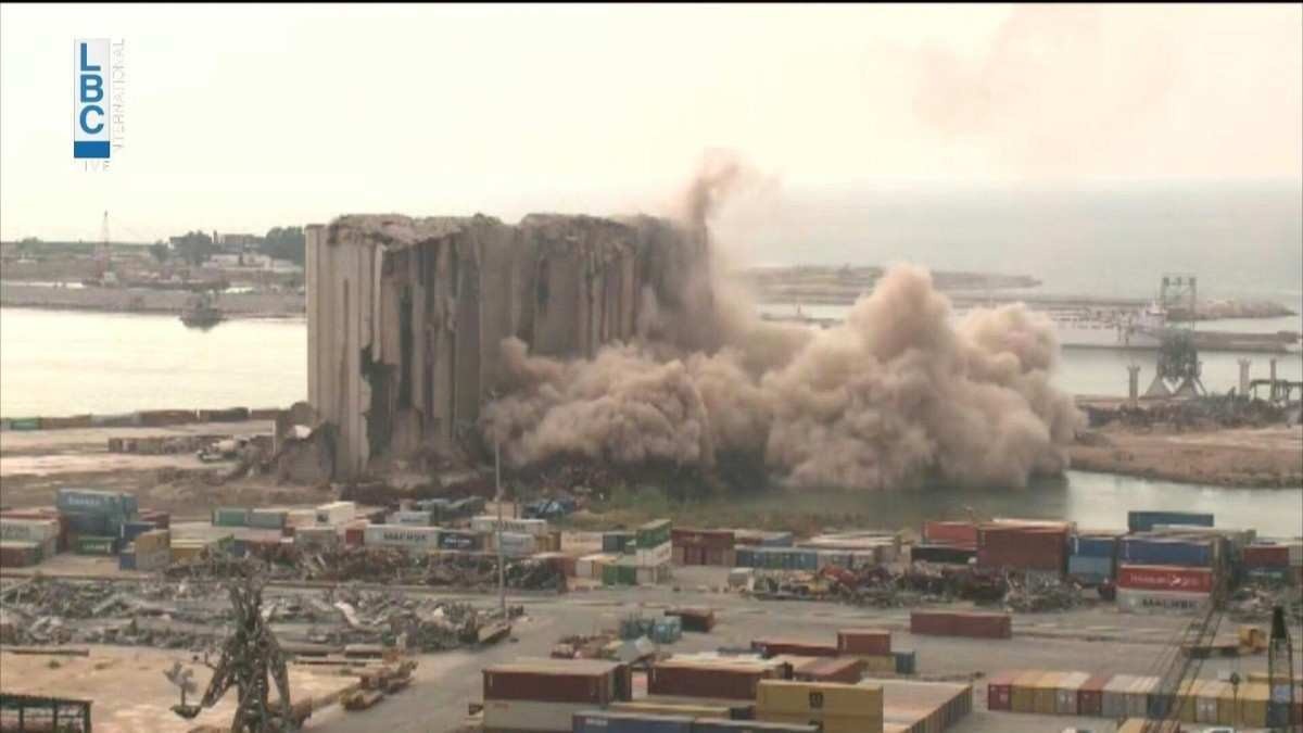 Parte dos silos do porto de Beirute desmorona após incêndio