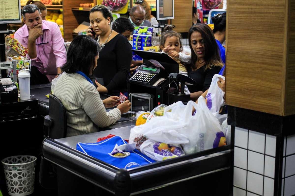 Distribuição de sacolas plásticas está proibida a partir de amanhã no DF