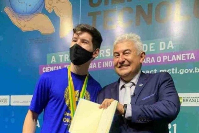 Rafael Moreno Ribeiro, à esquerda. O estudante de 17 anos é o primeiro brasileiro a levar medalhas nas olimpíadas internacionais de física e química -  (crédito: Arquivo Pessoal)