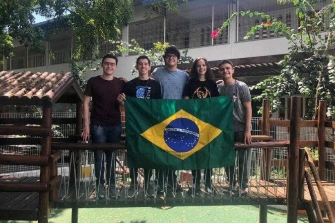 Rafael Moreno Ribeiro com amigos. O estudante &eacute; o segundo da esquerda para a direita