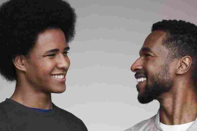 Pulseira Life masculina placa aço e couro azul escuro ou couro preto, da Vivara (R$ 430 cada)
