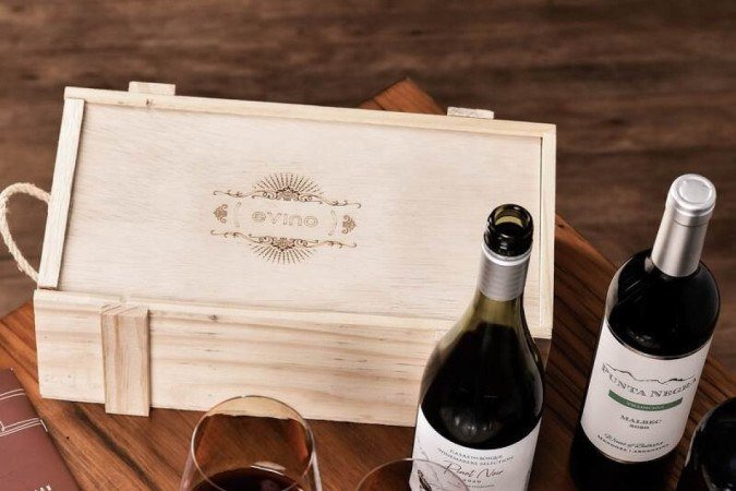 Kit Degustação, da Evino. Vem com pinot noir de produtor chileno renomado, cabernet sauvignon francês, malbec argentino amadurecido em barril de carvalho, suporte de madeira para degustação, saca-rolhas exclusivo e um caderno para registrar toda a experiência (R$ 474,40)
