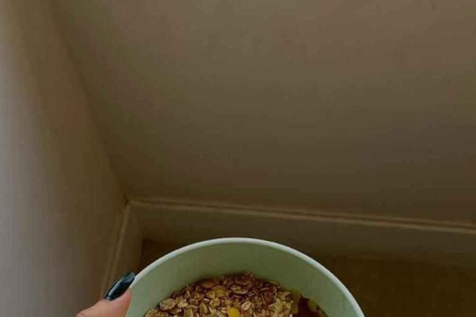 Bowl de matcha, com granola e pasta de amendoim para acompanhar 
feito por Grazi Azevedo