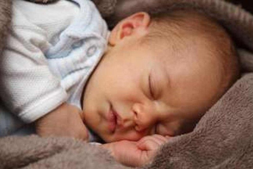 Por que o BERA deve ser realizado com a criança dormindo?