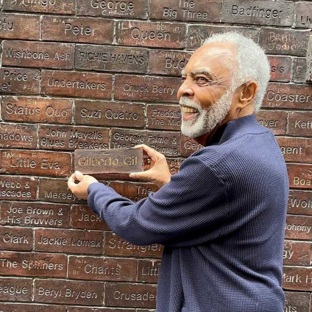 Gilberto Gil tem nome marcado na parede da fama, em Liverpool