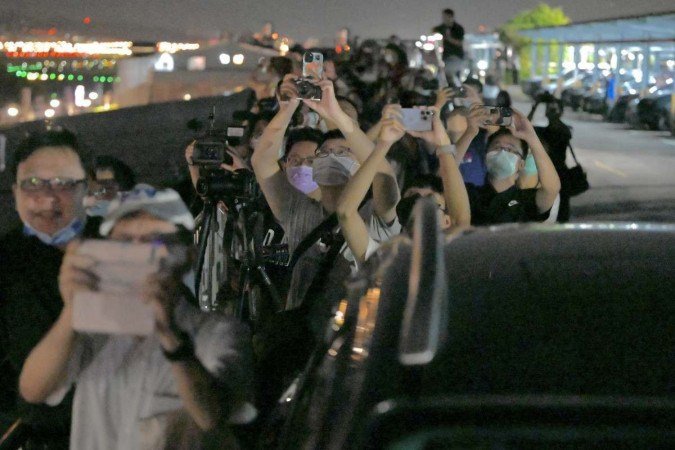 Taiwaneses tiram fotos durante o pouso do avião norte-americano: clima de euforia e protestos isolados 