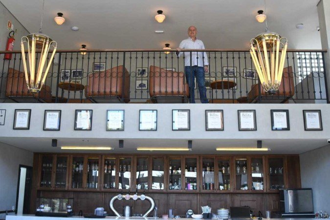  02/08/2022. Crédito: Ed Alves/CB/D.A Press. Brasil. Brasília - DF. Gastronomia. Bar Brasilia - Na praça em frente ao Aeroporto Internacional de Brasilia. Na foto Seu Mauro. 