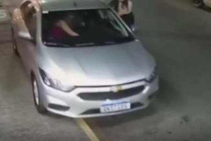A mãe rapidamente empurrou a menina para longe da reta do carro - (crédito: Redes Sociais/Divulgação) A mãe rapidamente empurrou a menina para longe da reta do carro - (crédito: Redes Sociais/Divulgação)
