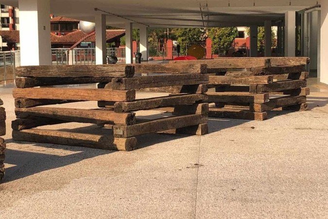 Instalação do artista João Trevisan feita a partir de dormentes de trilhos de trem - (crédito: Divulgação) Instalação do artista João Trevisan feita a partir de dormentes de trilhos de trem - (crédito: Divulgação)