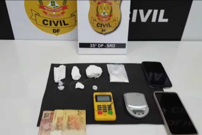 Polícia apreendeu drogas e instrumentos usados no tráfico na casa do suspeito - (crédito: Polícia Civil do DF (PCDF)) Polícia apreendeu drogas e instrumentos usados no tráfico na casa do suspeito - (crédito: Polícia Civil do DF (PCDF))