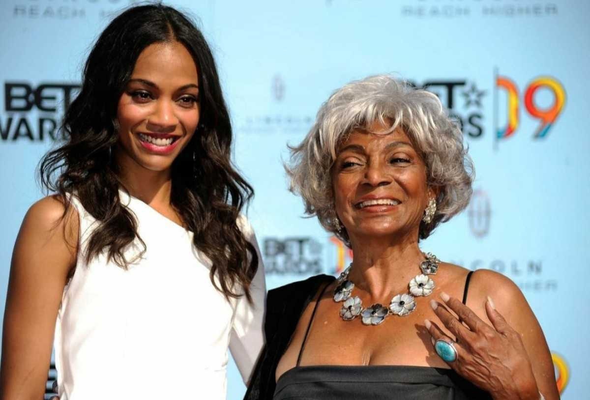 Zoë Saldaña homenageia Nichelle Nichols, a tenente Uhura, de 'Star Trek'