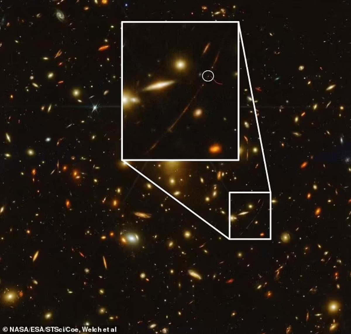 Em um zoom na imagem feita por Webb, é possível observar o ponto vermelho: Earendel, considerada parte da primeira geração de estrelas do Universo