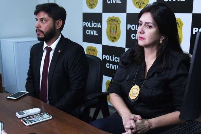  03/08/2022. Crédito: Ed Alves/CB/D.A Press. Brasil. Brasília - DF. Cidades. Suspeitos de matar técnica de enfermagem são levados para carceragem, pela morte de Danyanne Cunha Januário da Silva, Na foto nos delegados Lucio Valente e Valma Milograna. 