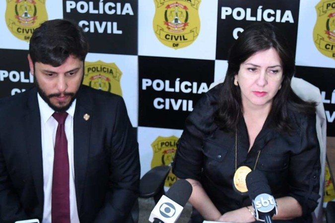  03/08/2022. Crédito: Ed Alves/CB/D.A Press. Brasil. Brasília - DF. Cidades. Suspeitos de matar técnica de enfermagem são levados para carceragem, pela morte de Danyanne Cunha Januário da Silva, Na foto nos delegados Lucio Valente e Valma Milograna. 