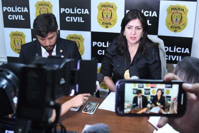  03/08/2022. Crédito: Ed Alves/CB/D.A Press. Brasil. Brasília - DF. Cidades. Suspeitos de matar técnica de enfermagem são levados para carceragem, pela morte de Danyanne Cunha Januário da Silva, Na foto nos delegados Lucio Valente e Valma Milograna. 