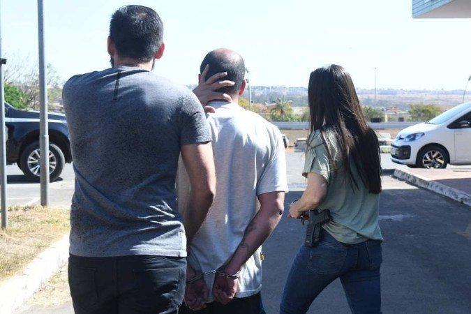  03/08/2022. Crédito: Ed Alves/CB/D.A Press. Brasil. Brasília - DF. Cidades. Suspeitos de matar técnica de enfermagem são levados para carceragem, pela morte de Danyanne Cunha Januário da Silva,