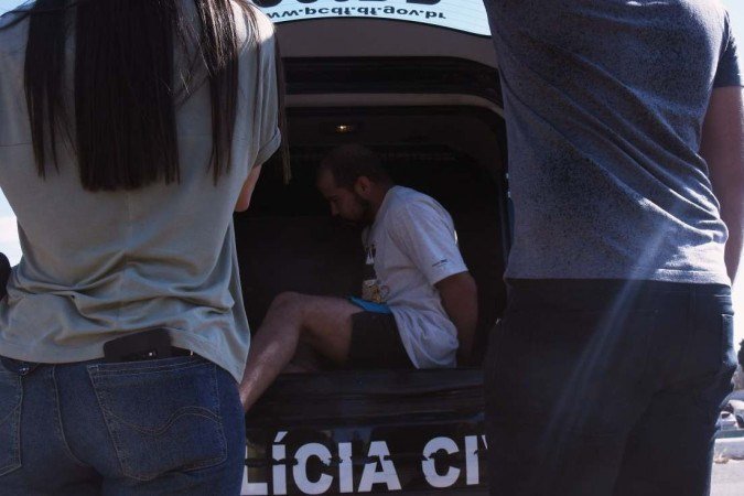  03/08/2022. Crédito: Ed Alves/CB/D.A Press. Brasil. Brasília - DF. Cidades. Suspeitos de matar técnica de enfermagem são levados para carceragem, pela morte de Danyanne Cunha Januário da Silva,