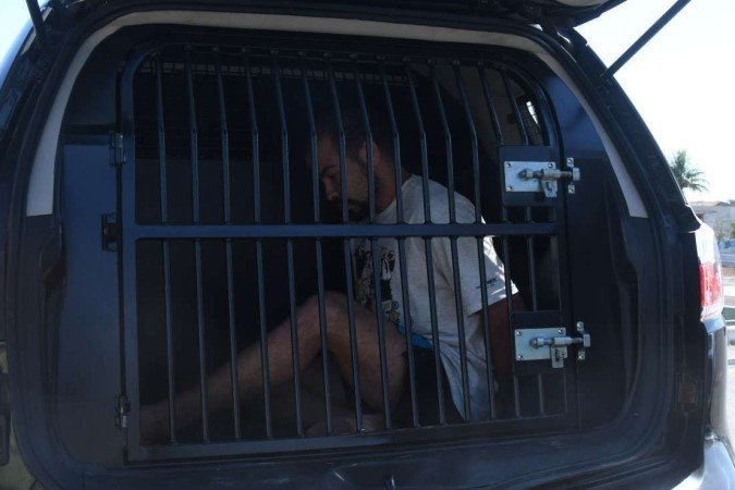  03/08/2022. Crédito: Ed Alves/CB/D.A Press. Brasil. Brasília - DF. Cidades. Suspeitos de matar técnica de enfermagem são levados para carceragem, pela morte de Danyanne Cunha Januário da Silva,