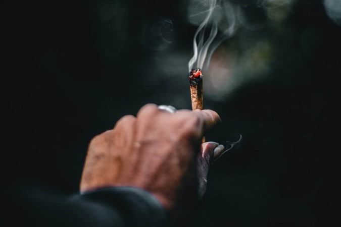 Usuário de maconha considera cigarro menos prejudicial do que quem