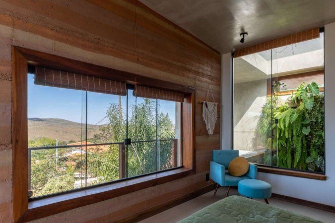 Casa Terra, projeto de Taynara Ferro com paredes em taipa de pilão 