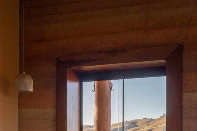 Casa Terra, projeto de Taynara Ferro com paredes em taipa de pilão 