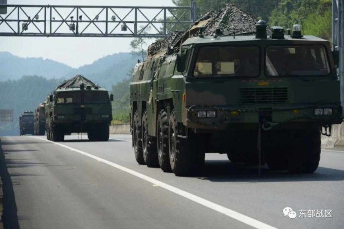Caminhões com equipamentos militares 
se movem perto do Estreito de Taiwan 