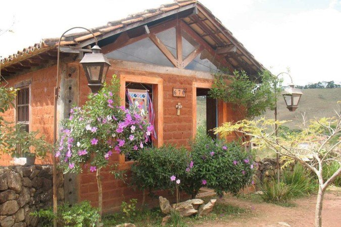 Casa construída em adobe, projeto de Caroline Nunes 
