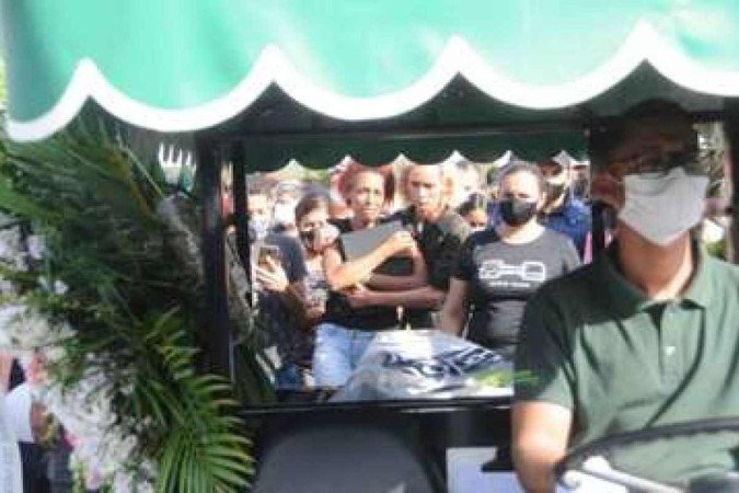 Mãe da menina Bárbara acompanha carrinho que leva o corpo da filha para ser enterrado - (crédito: Juarez Rodrigues/EM/D.A. Press)) Mãe da menina Bárbara acompanha carrinho que leva o corpo da filha para ser enterrado - (crédito: Juarez Rodrigues/EM/D.A. Press))