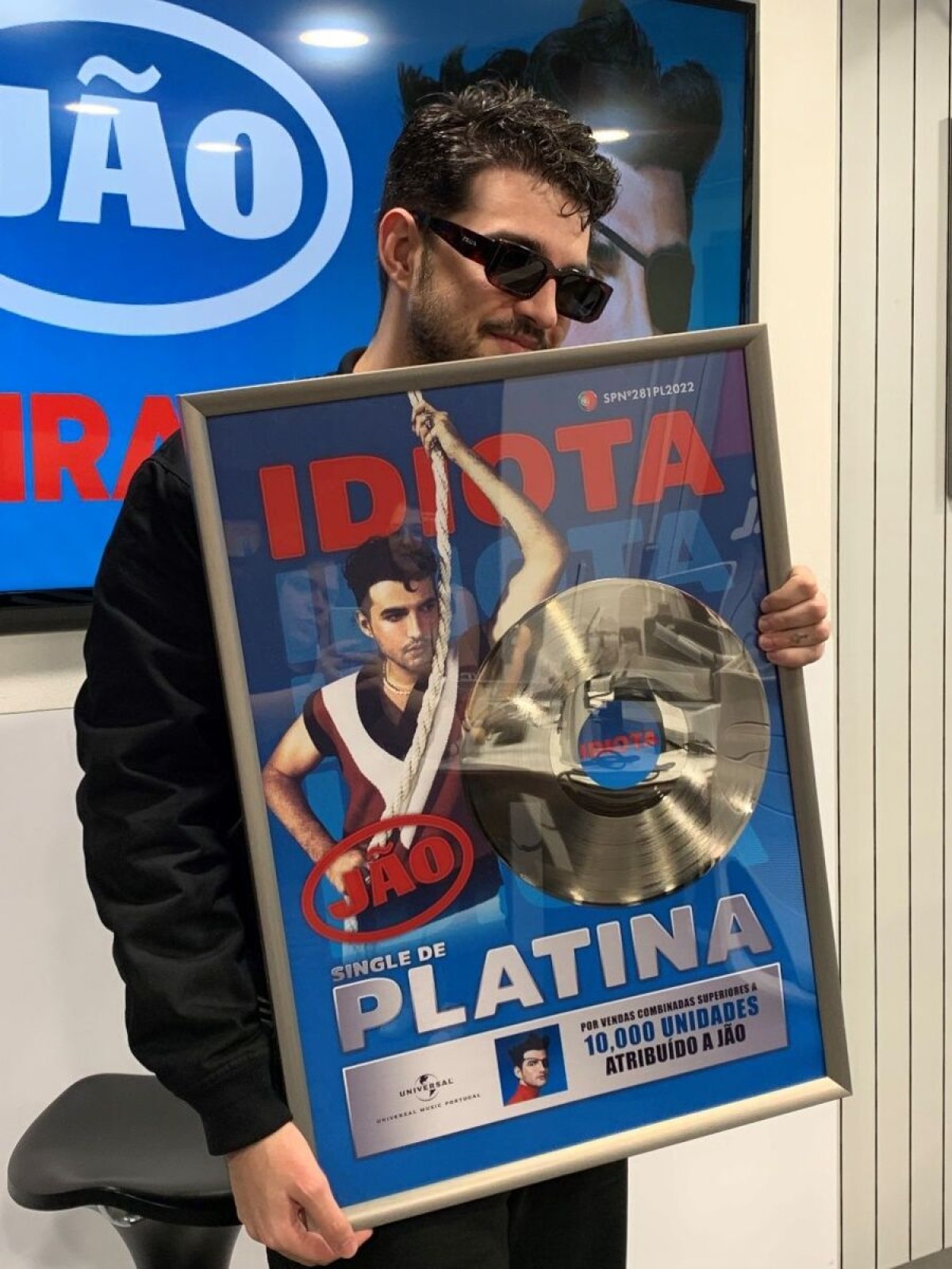 Jão recebe placa comemorativa de platina pelo hit ‘Idiota’ em Portugal 