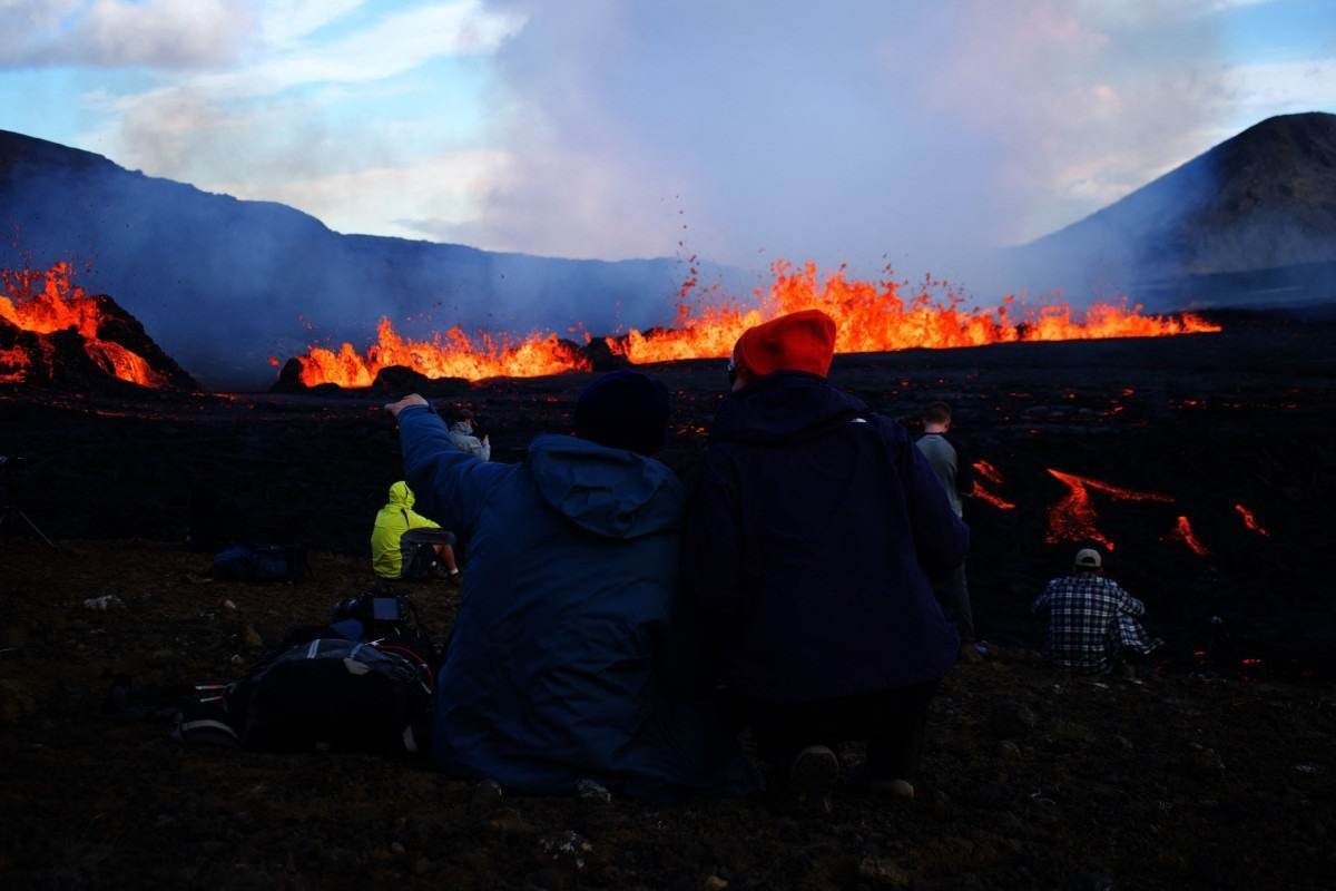 Nova erupção em fenda vulcânica atrai curiosos na Islândia  