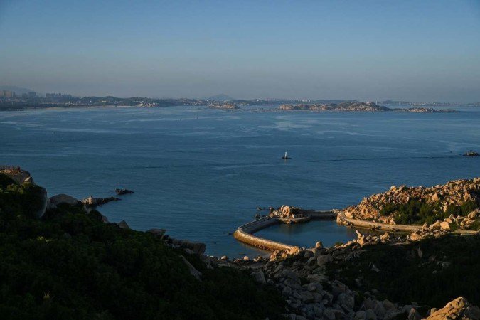 Vista da Ilha Pingtan, um dos pontos terrestres chineses mais próximos de Taiwan - (crédito: Hector RETAMAL / AFP) Vista da Ilha Pingtan, um dos pontos terrestres chineses mais próximos de Taiwan - (crédito: Hector RETAMAL / AFP)