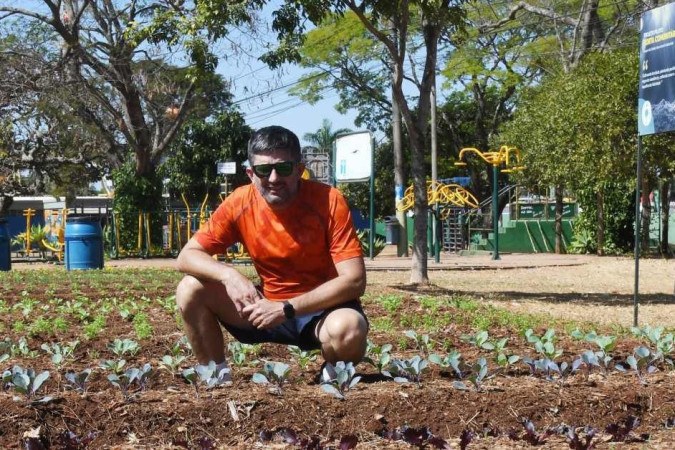 Cleber tem uma horta em casa. Quando viu os canteiros no Parque da Cidade, tirou fotos e divulgou para os amigos. "É ótimo lidar com a terra", garante -  (crédito: ED ALVES/CB/D.A.Press)