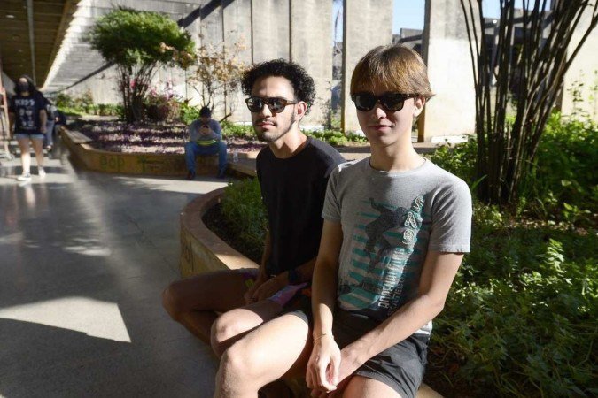  04/08/2022 Crédito: Marcelo Ferreira/CB/D.A Press. Brasil. Brasilia - DF -  Suspeita de variola do macaco na UnB. Alunos do curso de comunicação, Pedro Reis (camisa preta) e Lucas Miranda.