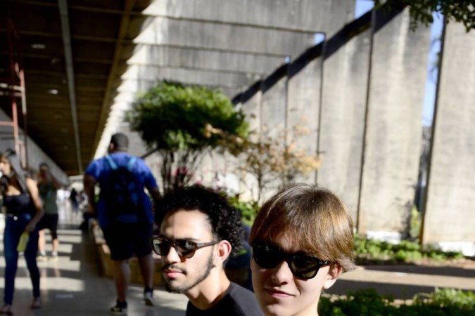  04/08/2022 Crédito: Marcelo Ferreira/CB/D.A Press. Brasil. Brasilia - DF -  Suspeita de variola do macaco na UnB. Alunos do curso de comunicação, Pedro Reis (camisa preta) e Lucas Miranda.