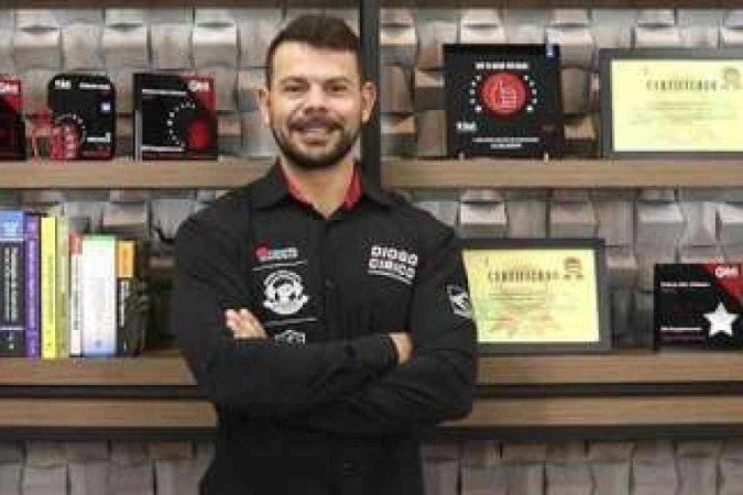 Nutricionista especializado em nutrição funcional esportiva, Diogo Cirico, diz que com o metabolismo acelerado o corpo sofrerá menos impacto quando você não resistir àquele bolo de aniversário