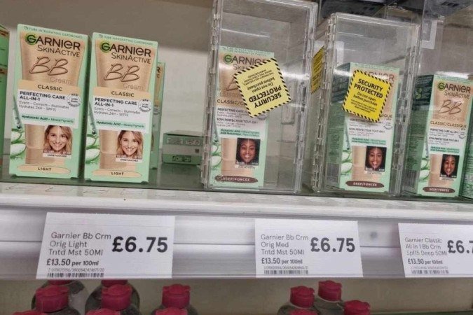 As caixas de segurança eram apenas utilizados em produtos para negros - (crédito: Reprodução/Twitter) As caixas de segurança eram apenas utilizados em produtos para negros - (crédito: Reprodução/Twitter)