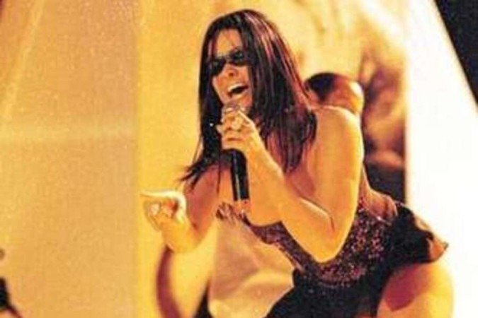 Em 1999, a apresentadora de televisão e cantora Suzana Alves, no personagem Tiazinha