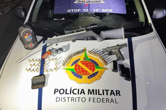 Os vizinhos foram levados para a delegacia após o flagrante do tiro - (crédito: PMDF) Os vizinhos foram levados para a delegacia após o flagrante do tiro - (crédito: PMDF)