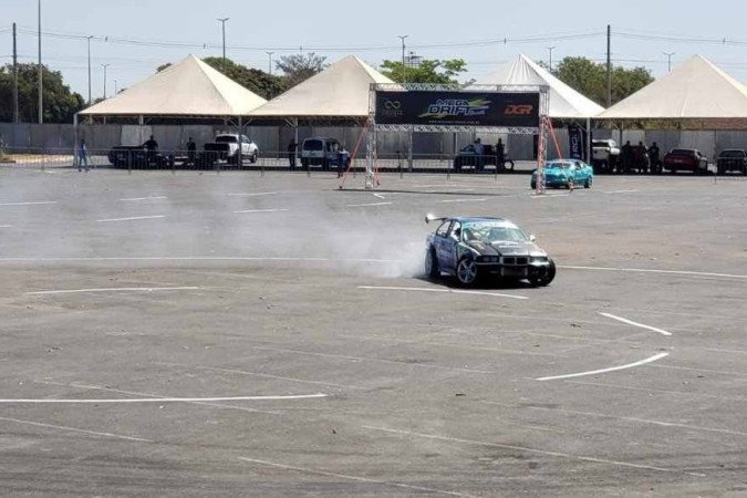 No evento de velocidade, dois carros vão para o circuito, iniciado com 100 pontos.