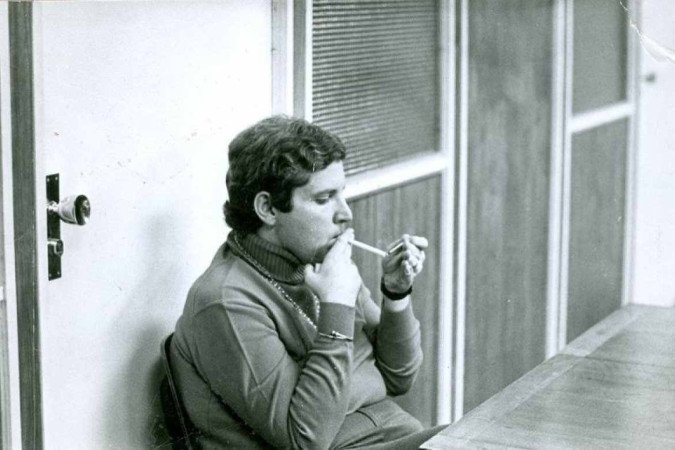  Crédito: Arquivo CB/D.A Press. Ator, escritor, diretor e apresentador Jô Soares fumando. 
      Caption 