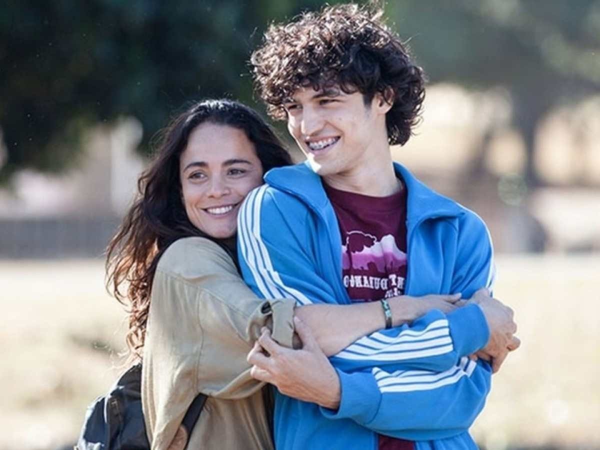 Mônica (Alice Braga) e Gabriel Leone (Eduardo) abraçados.