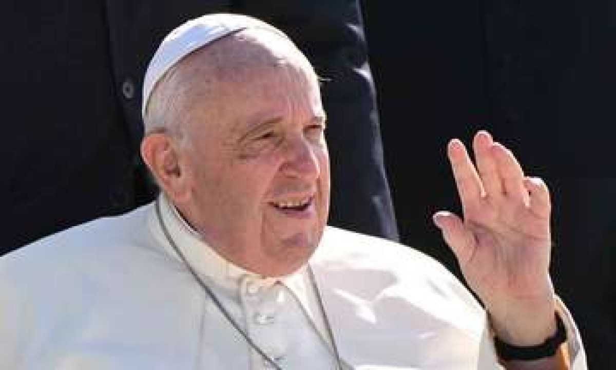 Papa firma com jovens pacto para 'economia de paz'
