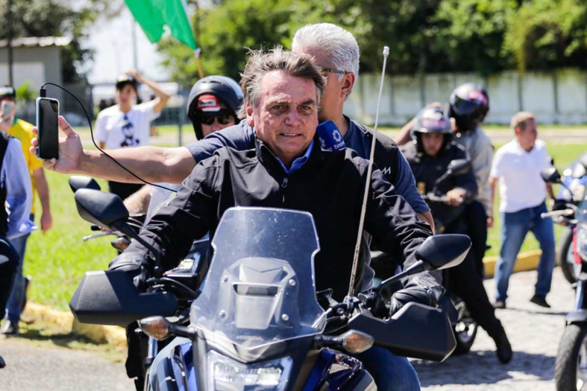 Bolsonaro participa de motociata em Poços de Caldas