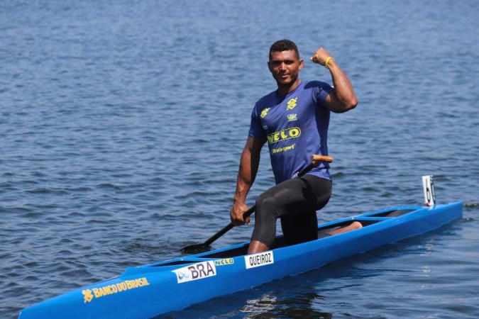 Campeão olímpico nos Jogos de Tóquio do ano passado, o brasileiro Isaquias Queiroz subiu ao topo do pódio neste sábado (6/8) na categoria C1 500m do Mundial de Canoagem Velocidade, em Halifax, no Canadá -  (crédito:  Canoagem Brasileira/Divulgação)