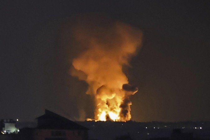 Fogo sobe do local de um ataque aéreo israelense em Khan Yunis, no sul da Faixa de Gaza, em 7 de agosto de 2022, pouco antes de um cessar-fogo. -  (crédito: MOHAMMED ABED / AFP)