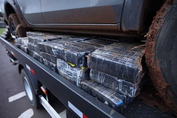 Os policiais encontraram vários fardos de maconha, que pesaram ao todo cerca de 1.200 kg. A PM ainda constatou que o veículo tinha registro de furto no estado do Rio Grande do Sul - (crédito: Divulgação 19º Batalhão da Polícia Militar do Paraná) Os policiais encontraram vários fardos de maconha, que pesaram ao todo cerca de 1.200 kg. A PM ainda constatou que o veículo tinha registro de furto no estado do Rio Grande do Sul - (crédito: Divulgação 19º Batalhão da Polícia Militar do Paraná)