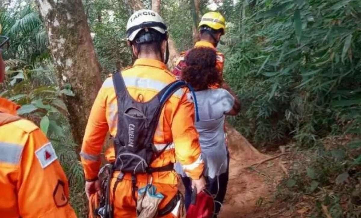 Mulher passa mal durante trilha e bombeiros precisam fazer resgate